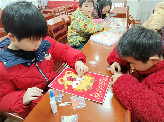 emc易倍：五谷杂粮做“莲”画 巧手绘“廉”迎新年(图4)